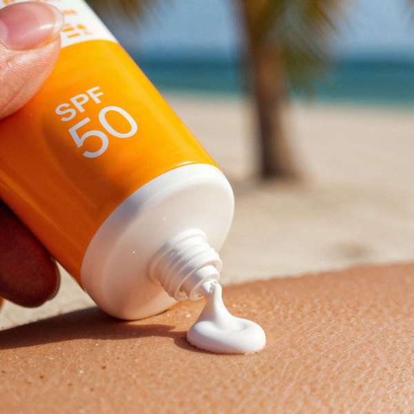 aplicacion-de-protector-solar-spf-50-en-la-playa